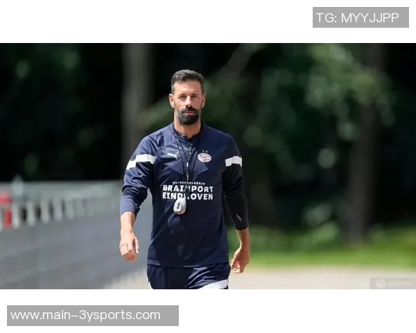 埃因霍温主帅强调球队如同F1赛车需不断优化并坚定信心走在正确道路上